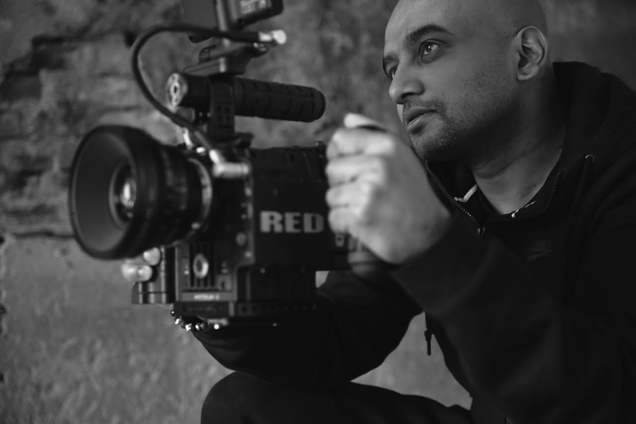 Dimitri Ajith achter een filmcamera